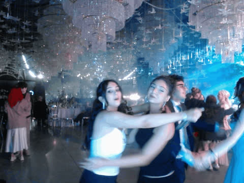 1900718