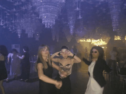 1902560