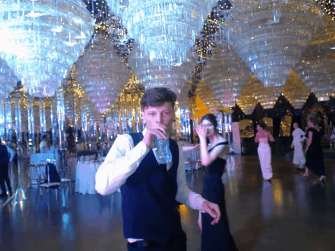 1902913