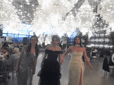 1903083